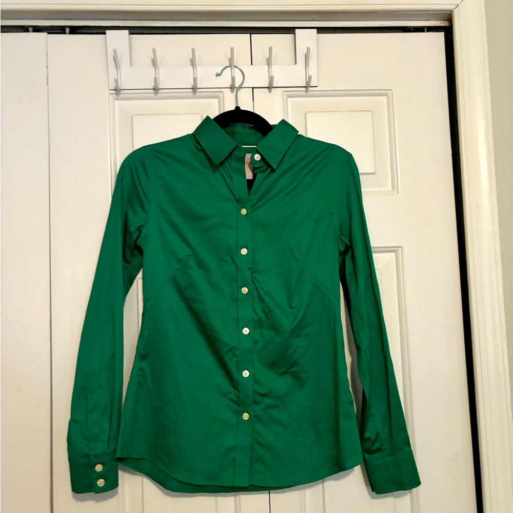 Size 4P Green button down Banana Republic Top